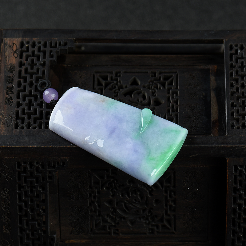 豆种春带彩翡翠吊坠-红掌柜