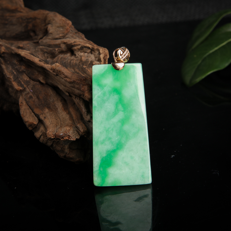 豆种飘翠翡翠无事牌吊坠-红掌柜