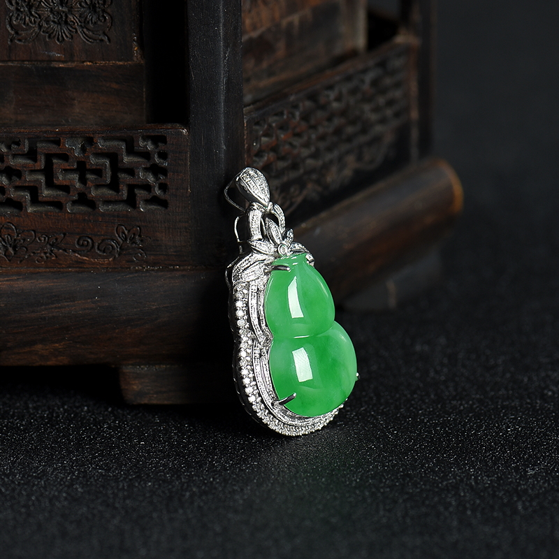 糯种翠绿翡翠葫芦吊坠-红掌柜