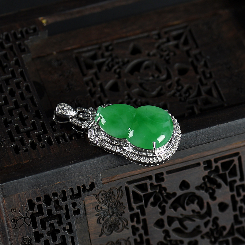 翠绿翡翠葫芦吊坠-红掌柜