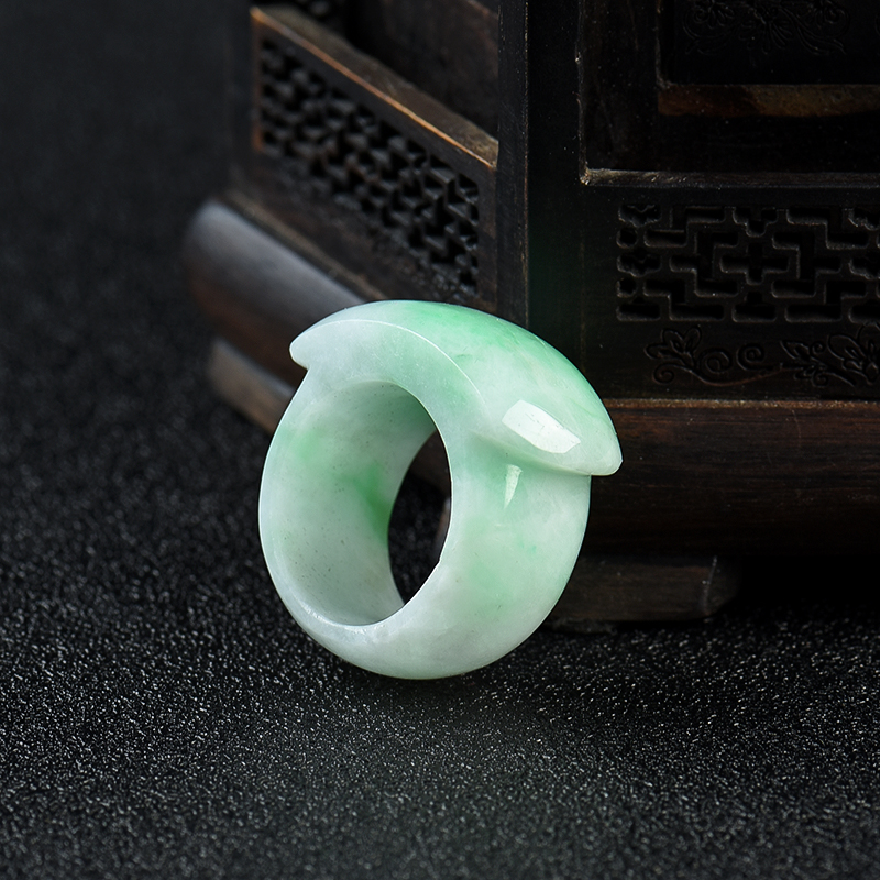 豆种翡翠马鞍戒指-红掌柜