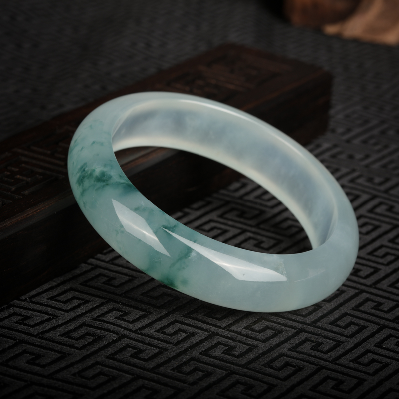 糯冰种飘花翡翠-红掌柜