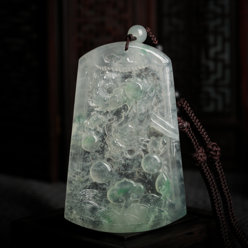 糯冰种飘翠翡翠龙牌吊坠-红掌柜