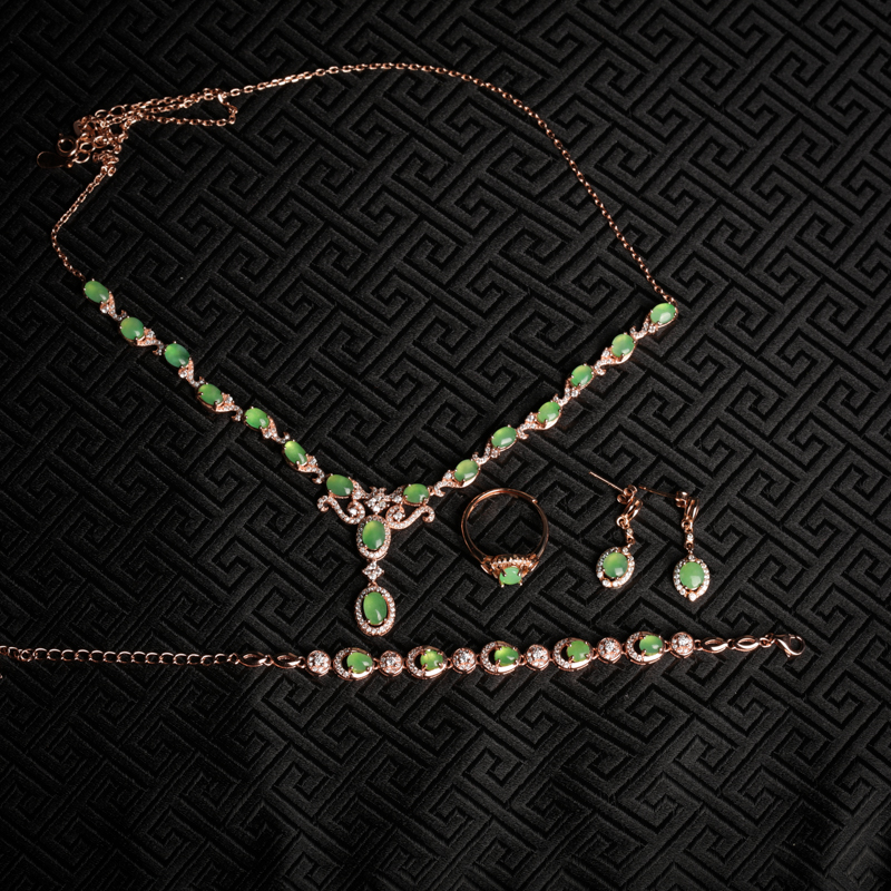 糯冰种翠绿翡翠-红掌柜