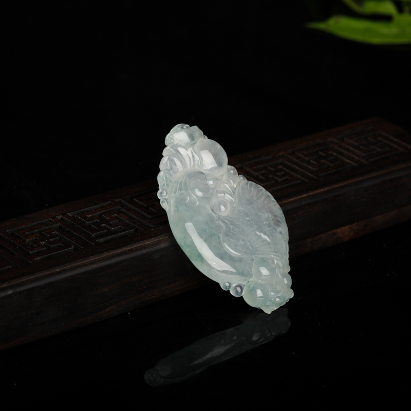 糯冰种飘花翡翠吊坠-红掌柜