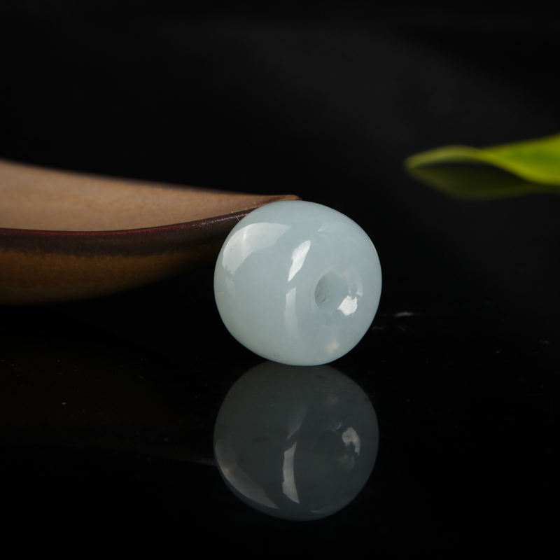 白色翡翠路路通吊坠-红掌柜