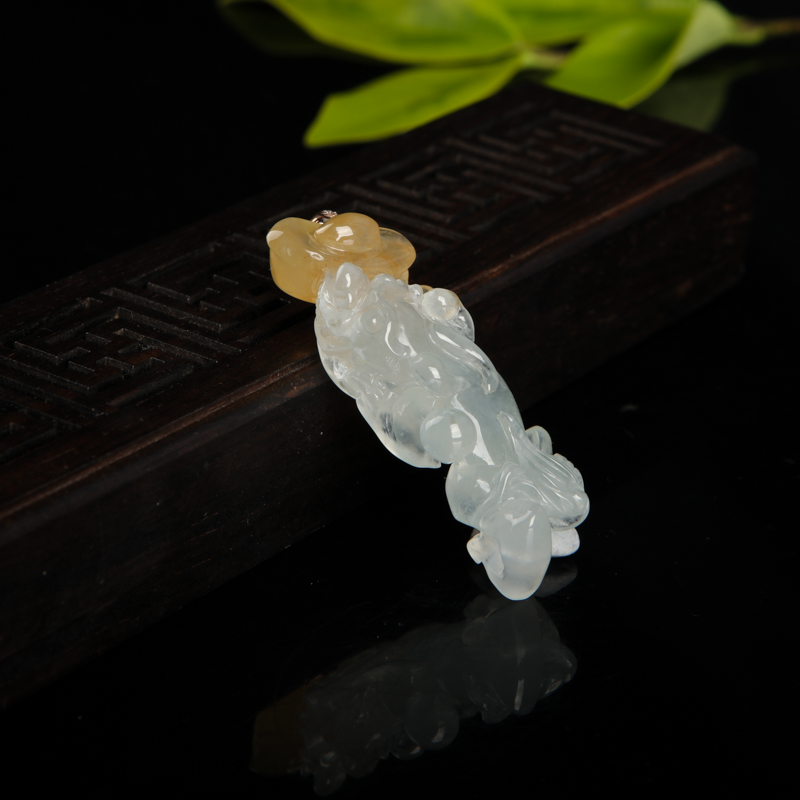 俏色翡翠貔貅吊坠-红掌柜