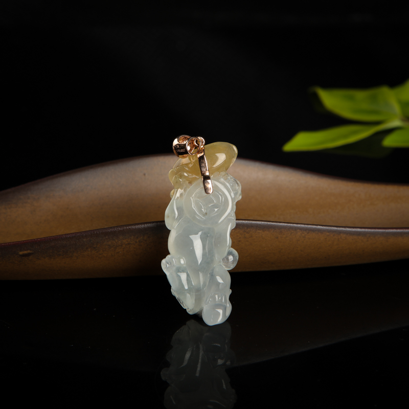 糯冰种俏色翡翠吊坠-红掌柜