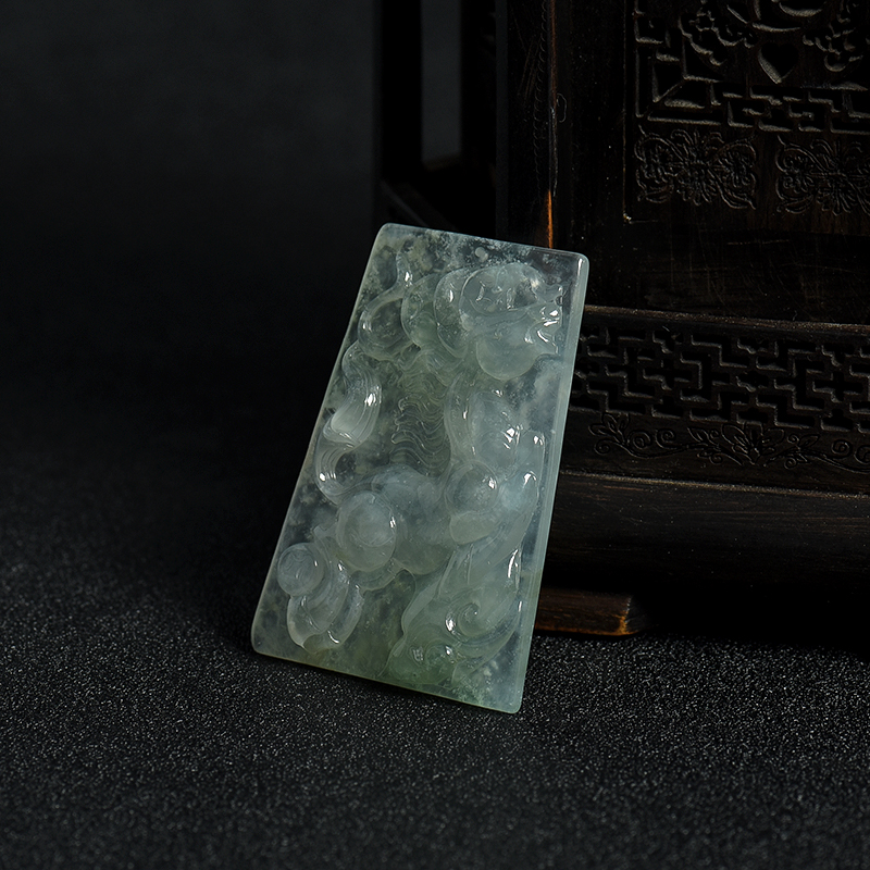 糯冰种无色翡翠马牌吊坠-红掌柜