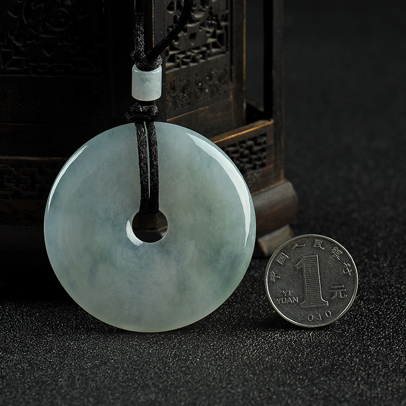 糯冰种浅绿翡翠吊坠-红掌柜