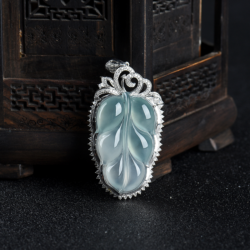 18k糯冰种浅绿翡翠金枝玉叶吊坠-红掌柜