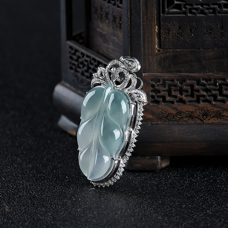 浅绿翡翠金枝玉叶吊坠-红掌柜