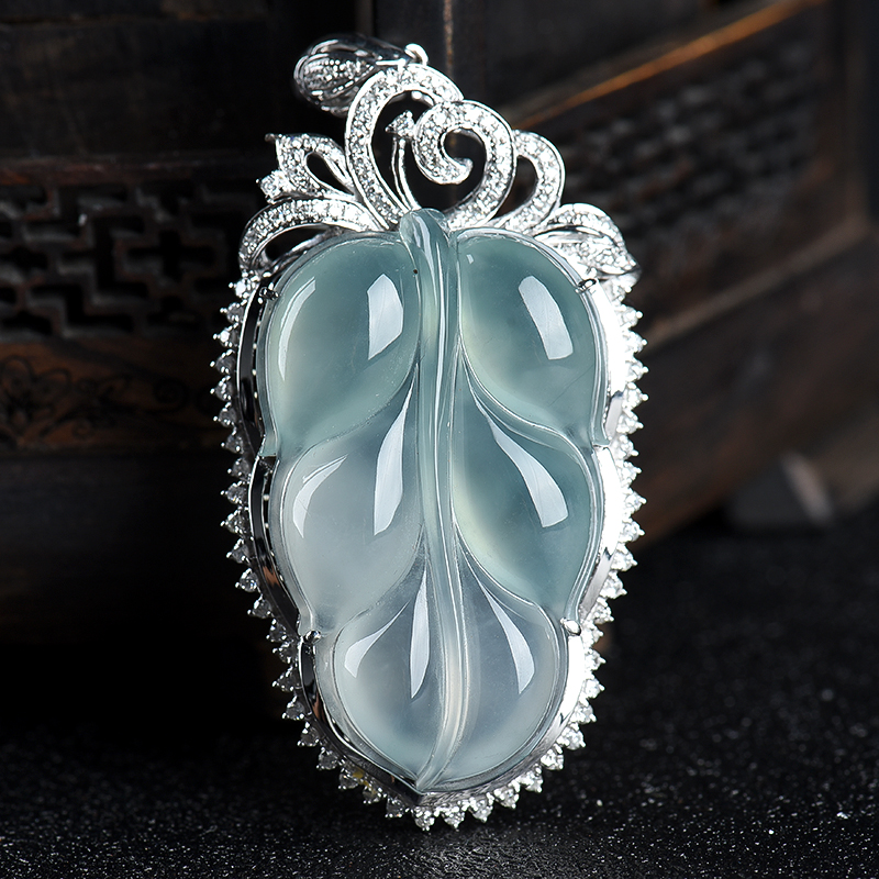 糯冰种浅绿翡翠-红掌柜