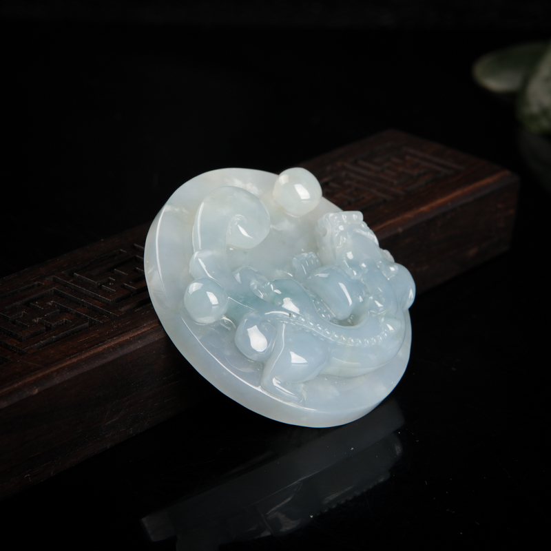 天然糯种灰绿翡翠仿古龙吊坠-红掌柜