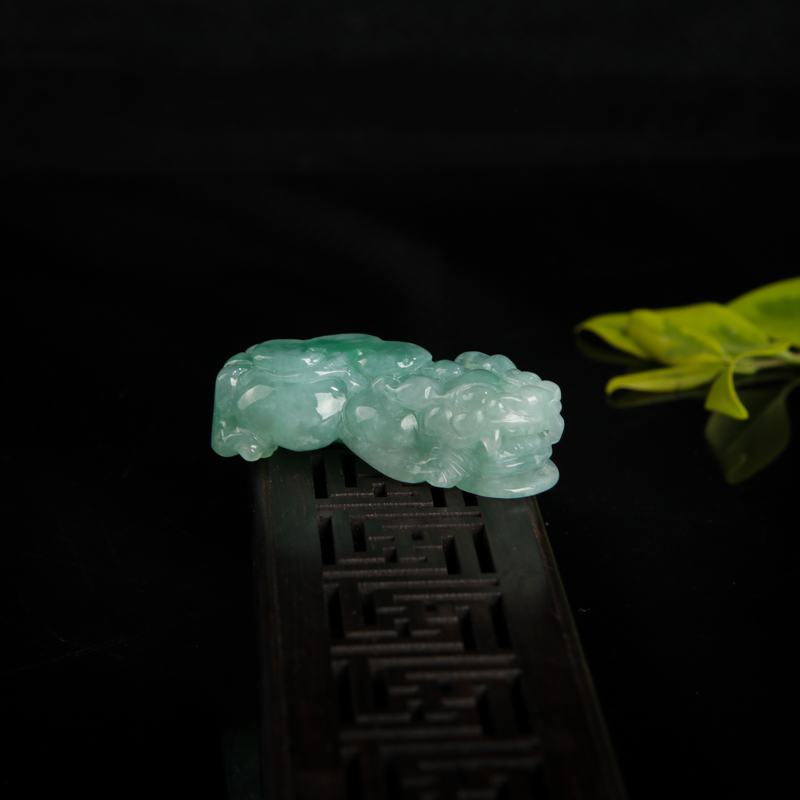 豆种浅绿翡翠貔貅吊坠-红掌柜