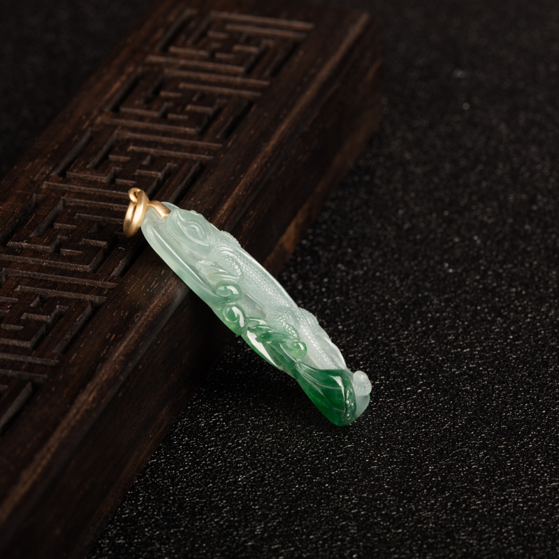 冰种飘翠翡翠庇护吊坠-红掌柜