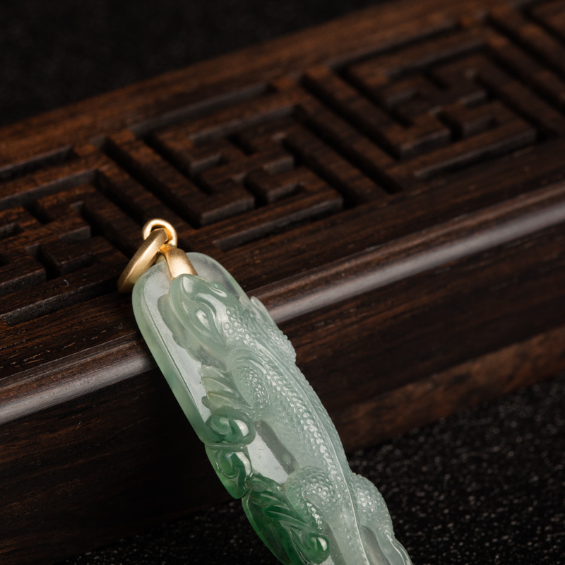 缅甸冰种翡翠吊坠-红掌柜