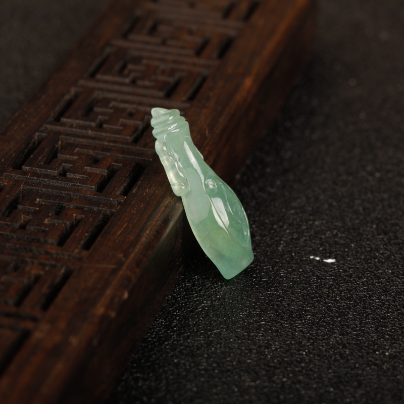 冰种浅绿翡翠吊坠-红掌柜