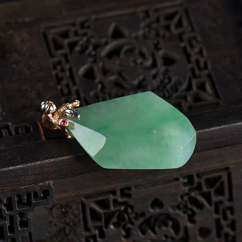 糯冰种飘翠翡翠吊坠-红掌柜