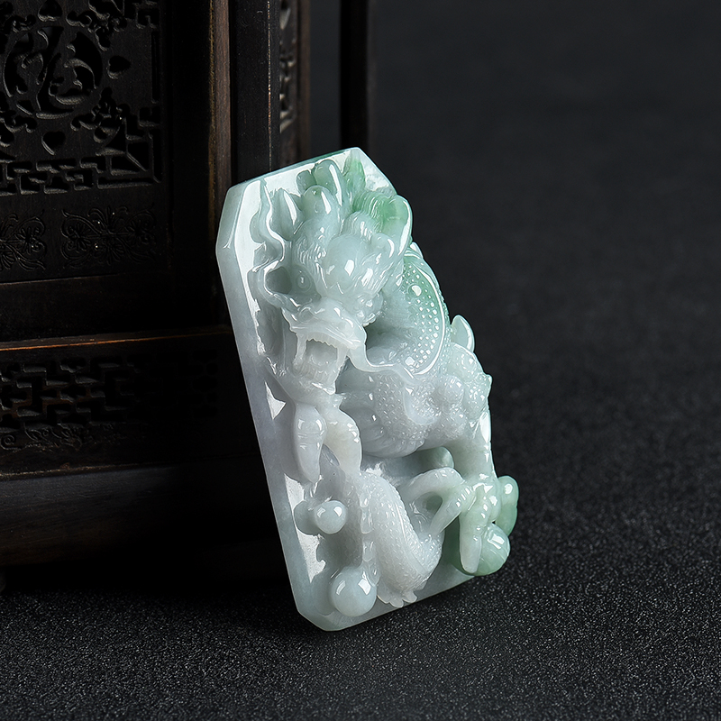 天然豆种飘翠翡翠龙牌吊坠-红掌柜