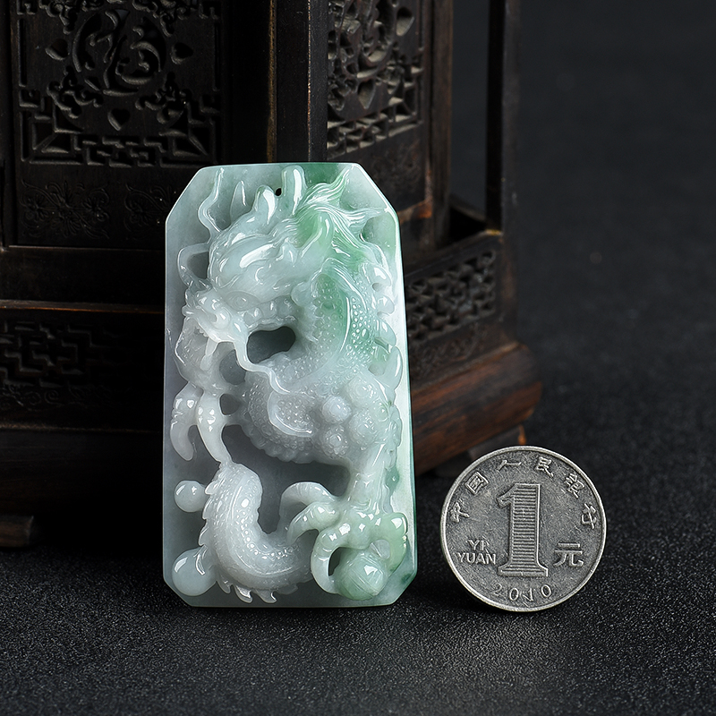 豆种飘翠翡翠龙牌吊坠-红掌柜