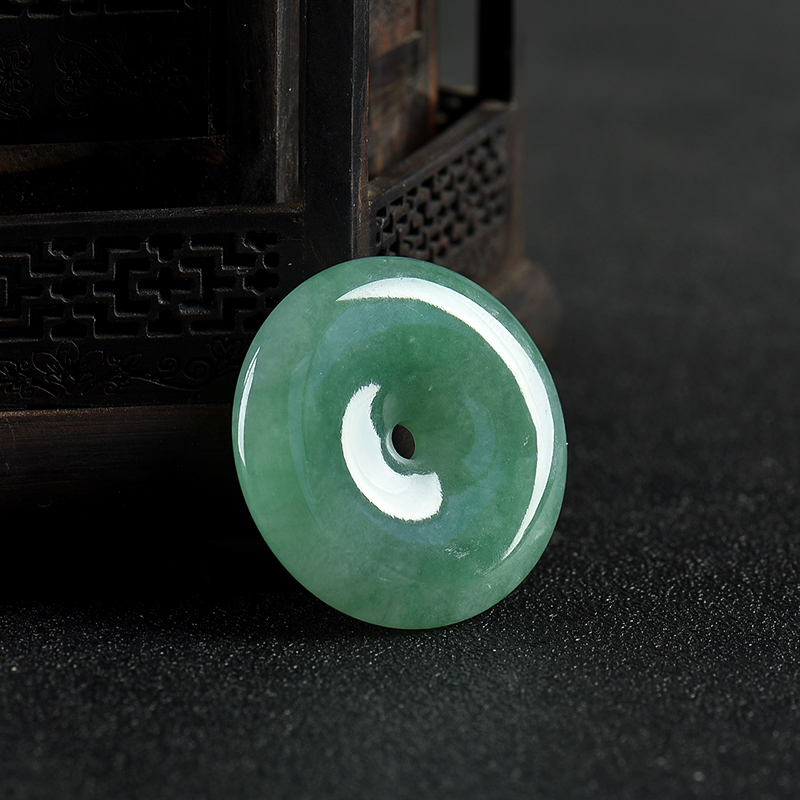 豆种暗绿翡翠吊坠-红掌柜