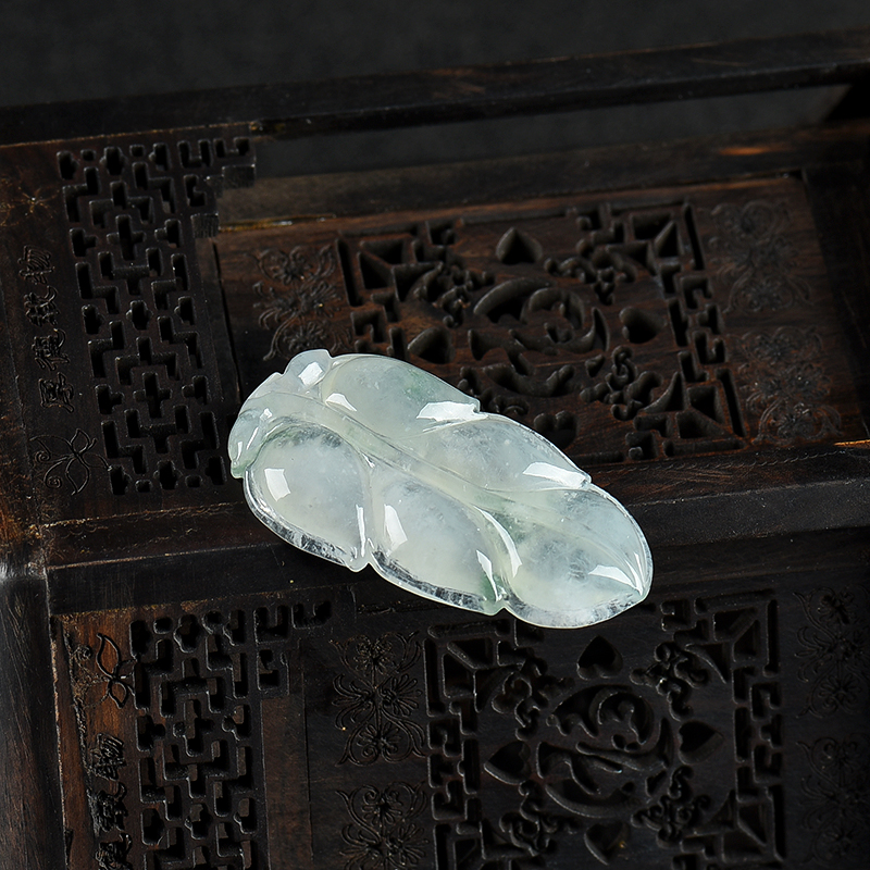 糯种飘花翡翠叶子吊坠-红掌柜