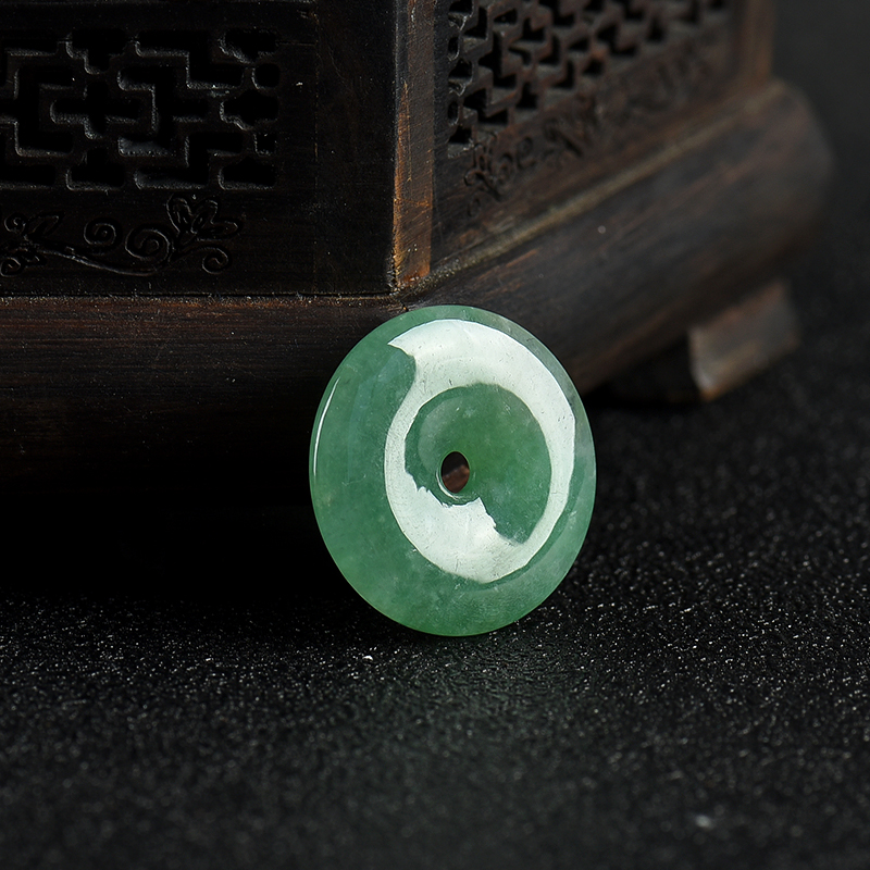 豆种暗绿翡翠吊坠-红掌柜