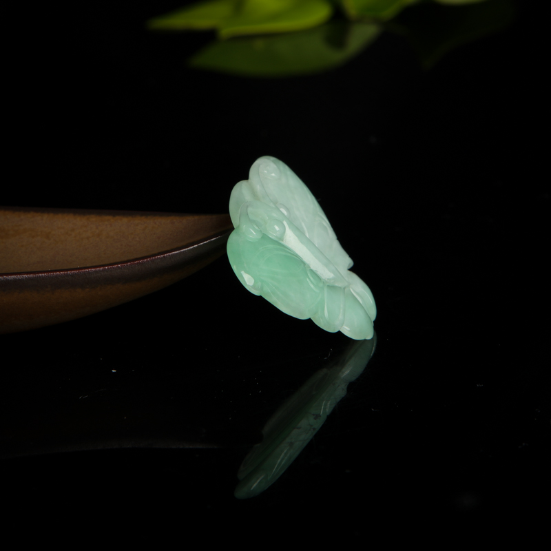 天然糯种浅绿翡翠蝴蝶吊坠-红掌柜