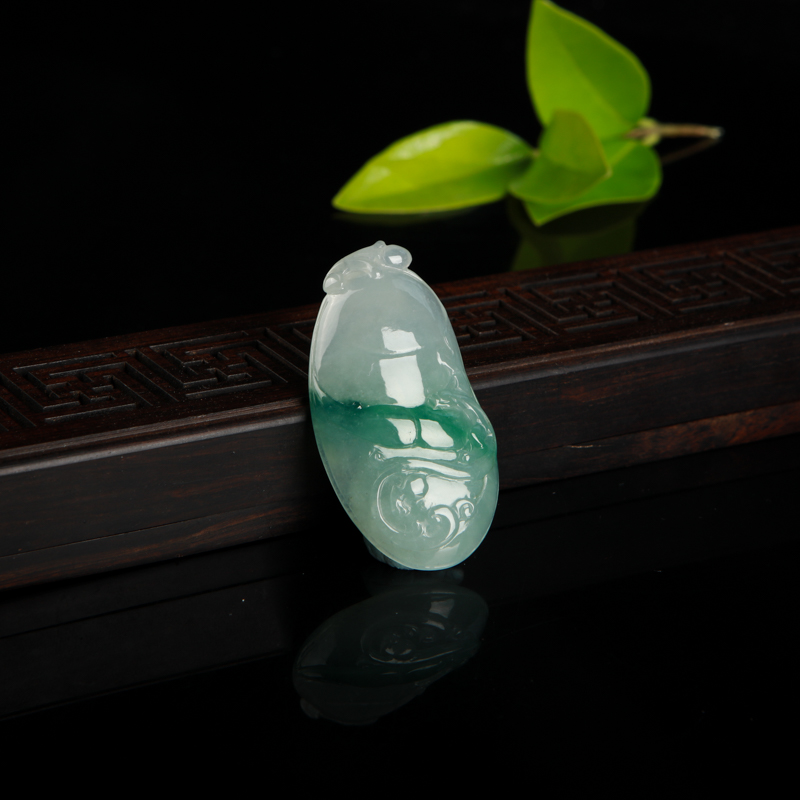 糯种翡翠仿古龙吊坠-红掌柜