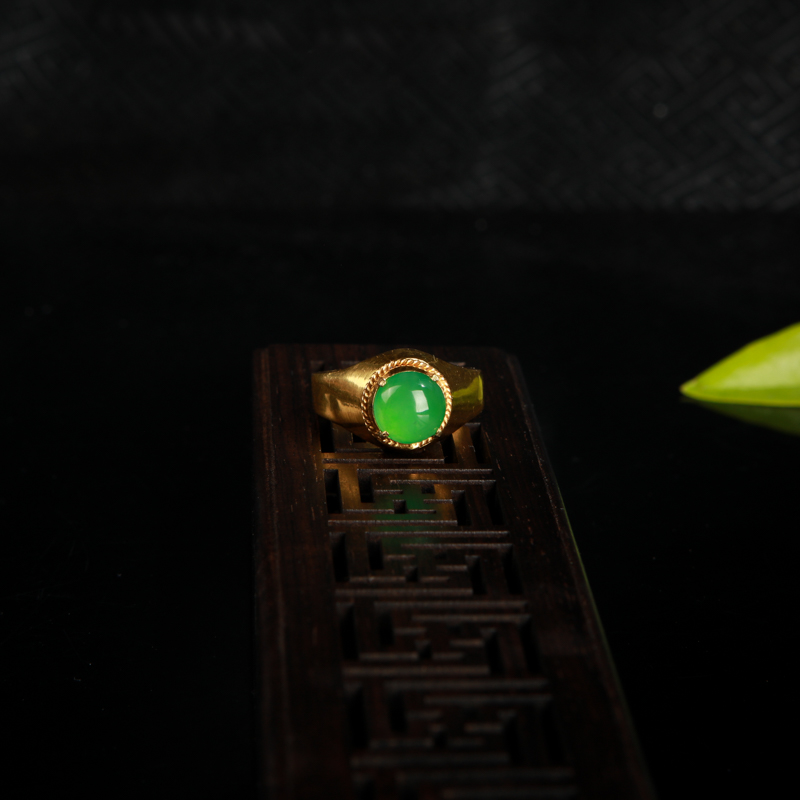 糯冰种阳绿翡翠戒面-红掌柜