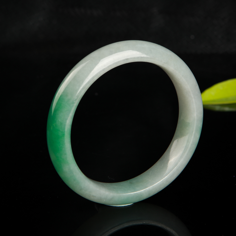 58mm豆种飘翠翡翠手镯-红掌柜