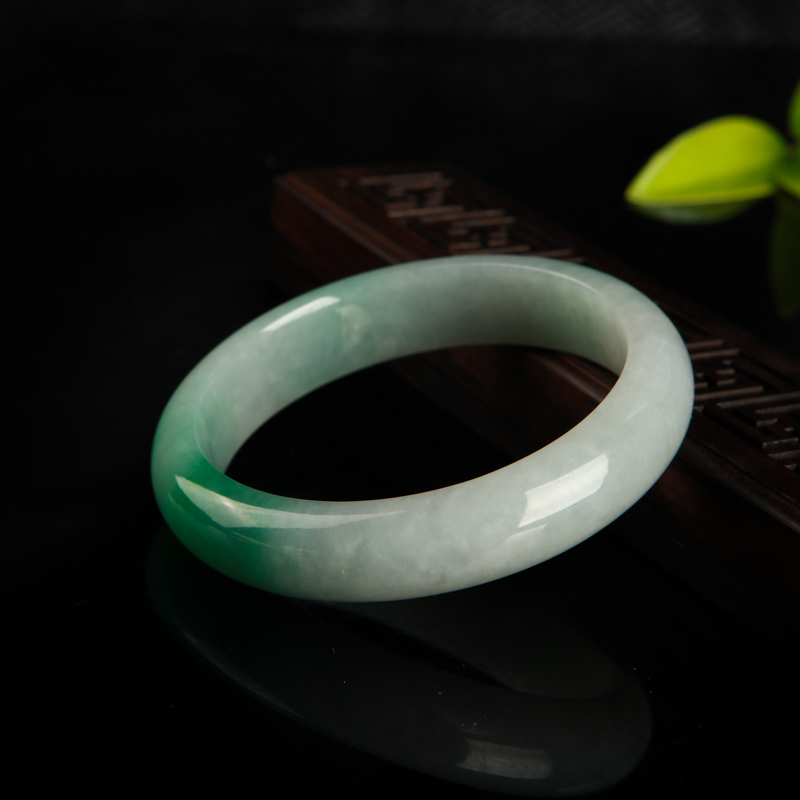 58mm飘翠翡翠手镯-红掌柜