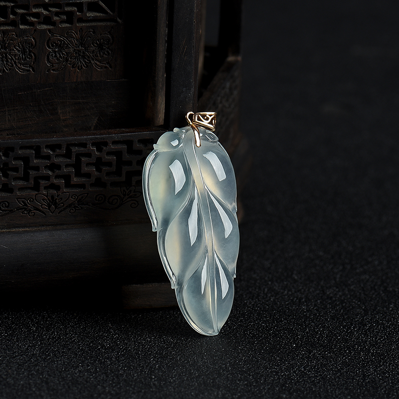 浅绿翡翠金枝玉叶吊坠-红掌柜