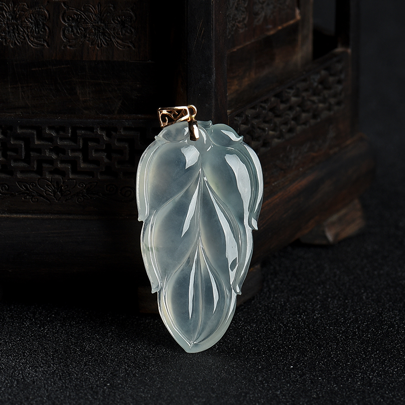 糯冰种浅绿翡翠吊坠-红掌柜