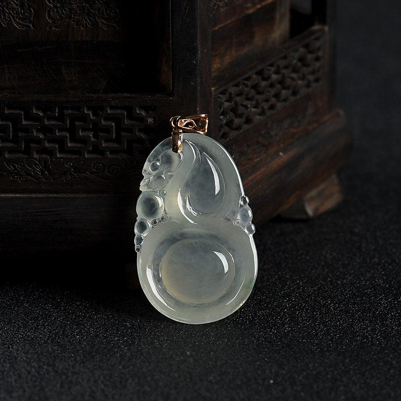 糯冰种浅绿翡翠吊坠-红掌柜