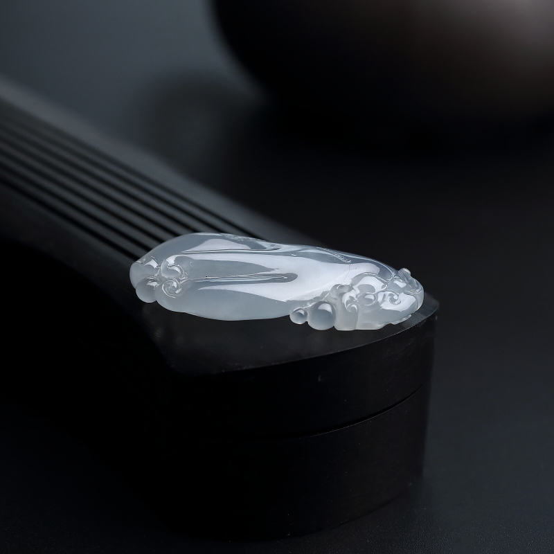 淡绿翡翠瑞兽吊坠 - 红掌柜