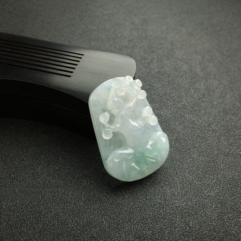 天然糯种浅绿翡翠梅花吊坠 - 红掌柜