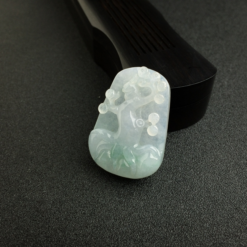 糯种浅绿翡翠梅花吊坠 - 红掌柜