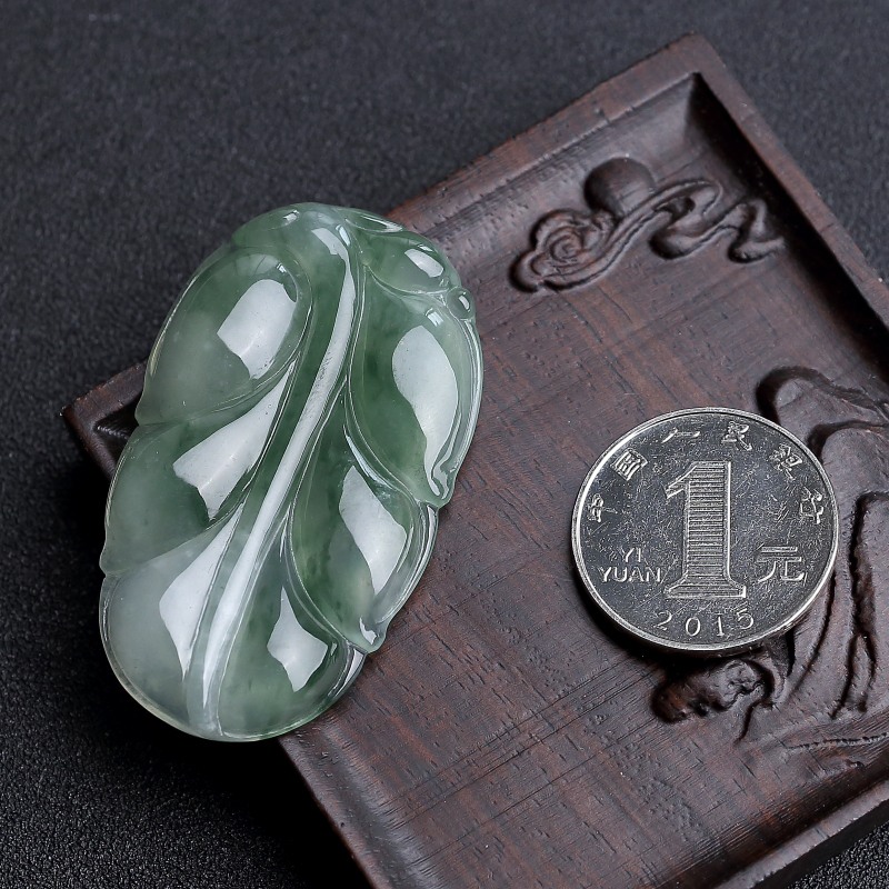 糯冰种飘花翡翠吊坠-红掌柜