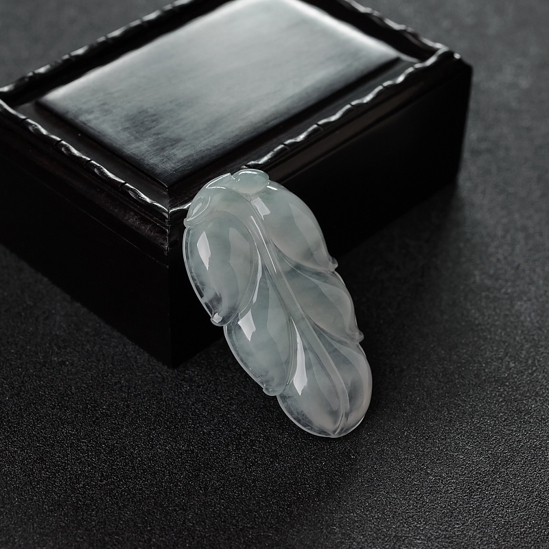 糯冰种翡翠叶子吊坠-红掌柜