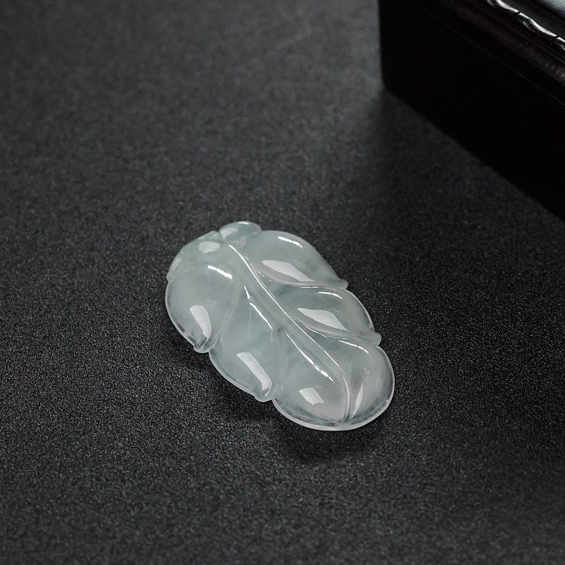 糯冰种浅绿翡翠吊坠-红掌柜