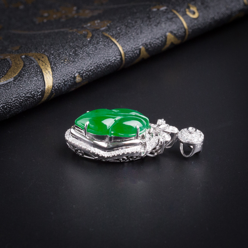 18K镶钻糯冰种翡翠吊坠-红掌柜