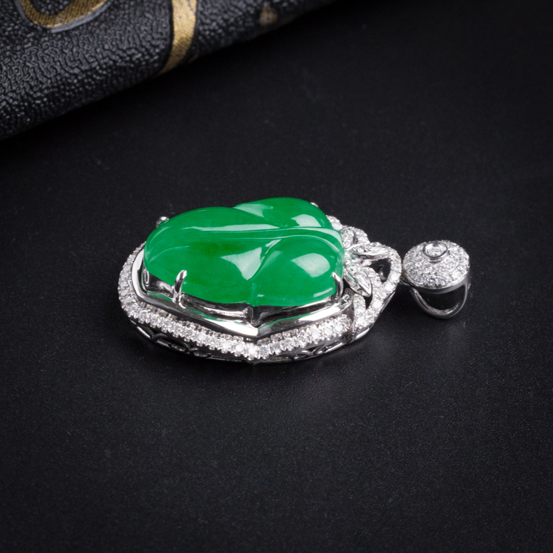 糯冰种阳绿翡翠吊坠-红掌柜