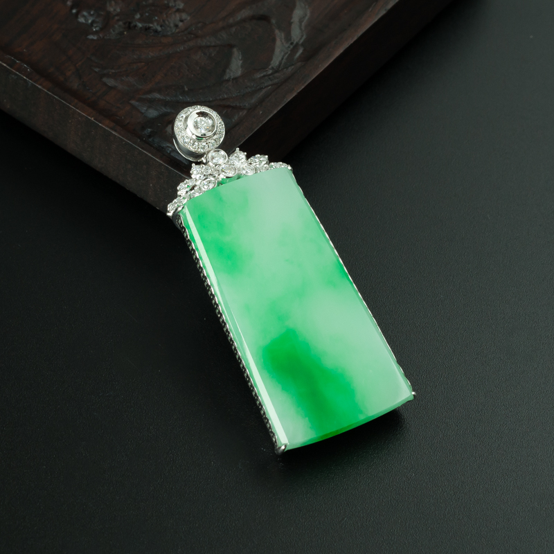 金镶糯种飘绿翡翠无事牌-红掌柜