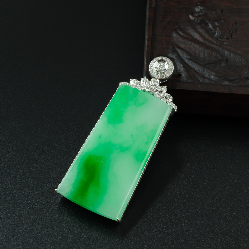 糯种飘绿翡翠无事牌-红掌柜