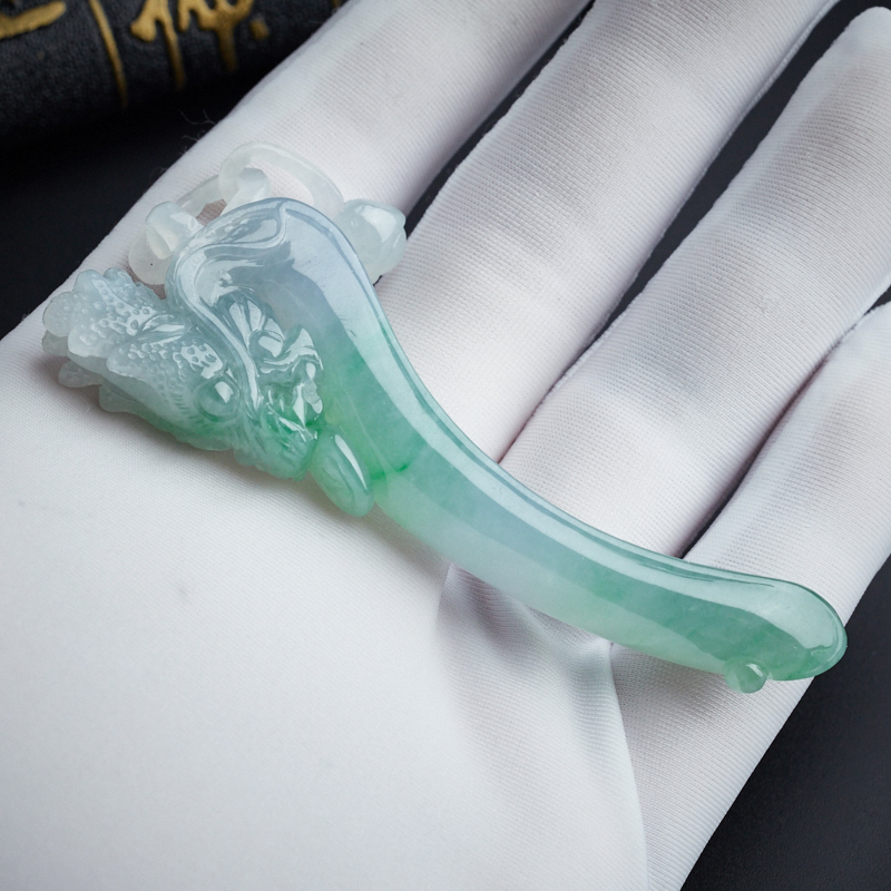 糯种飘绿翡翠龙钩吊坠 - 红掌柜