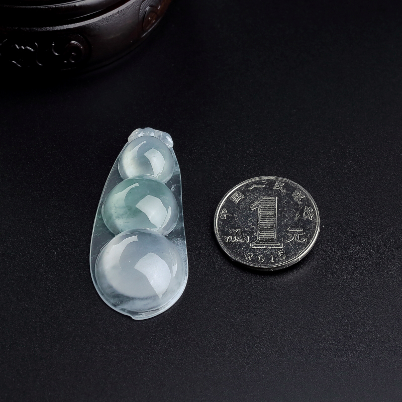 冰种淡绿翡翠福豆吊坠-红掌柜