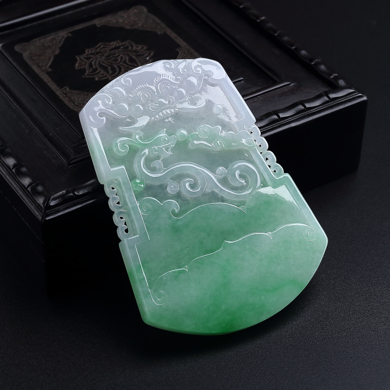 天然糯冰种飘绿翡翠古龙牌吊坠-红掌柜