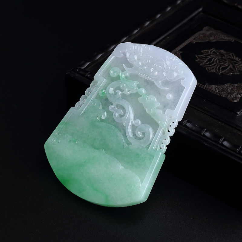 缅甸糯冰种飘绿翡翠古龙牌吊坠-红掌柜